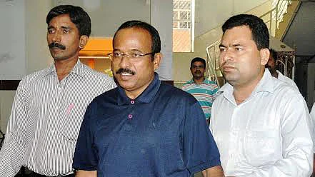 The convicted politician (Centre) being taken away by CBI. (Photo courtesy: <a href="http://www.orissadiary.com/">www.orissadiary.com</a>)