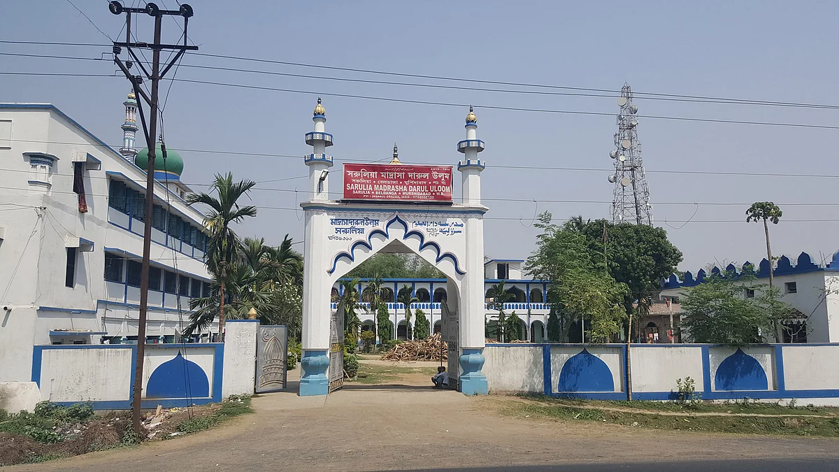 The grand facade of the madrassa in Sarulia in Beldanga, Murshidabad. (Photo: Chandan Nandy/ <b>The Quint</b>)