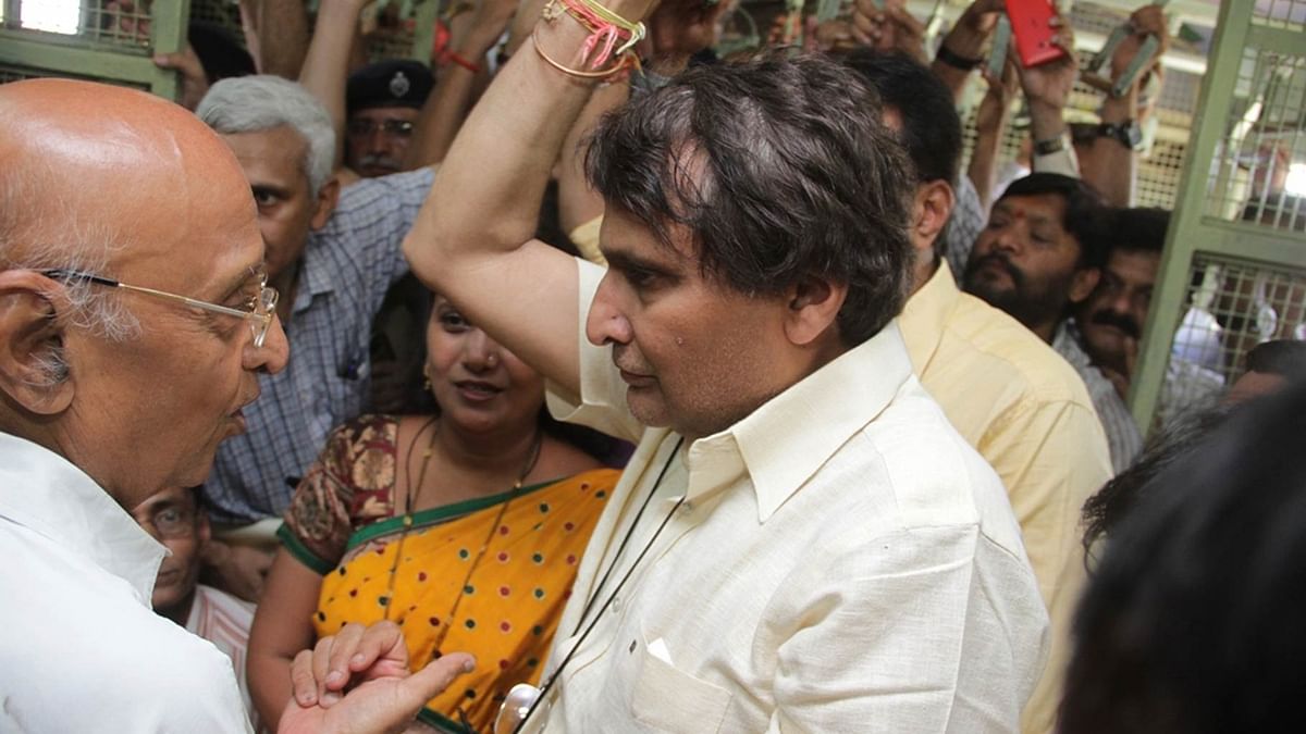 Railway Minister Suresh Prabhu travelled in Mumbai locals, interacts with the daily commuters. 