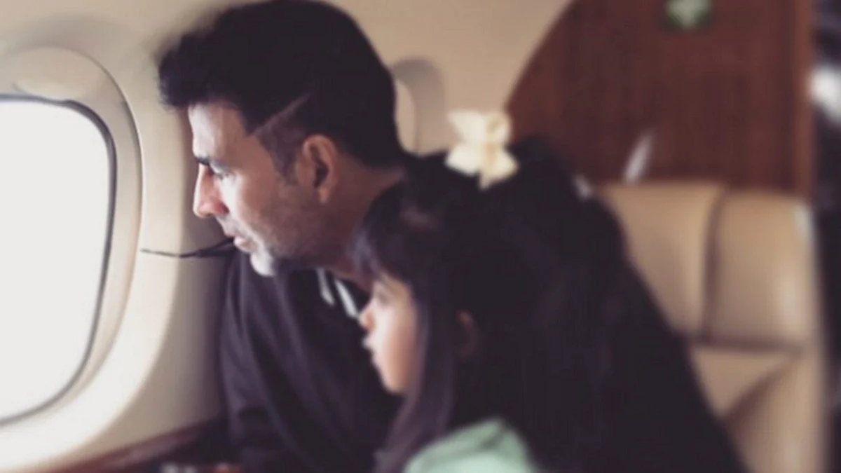 Akshay Kumar on a flight with his daughter (Photo: Instagram/@thewhitewindow)