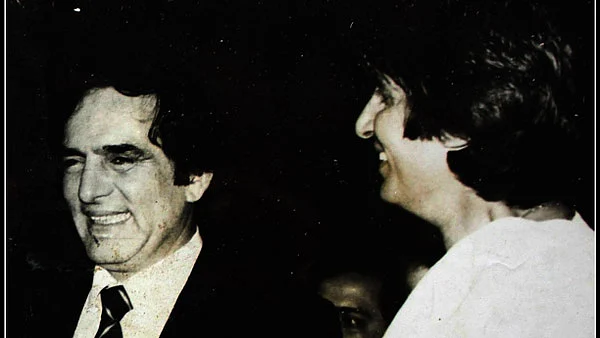 Feroz Khan with Amitabh Bachchan. (Photo courtesy: <a href="https://twitter.com/MosesSapir">@<b>MosesSapir</b></a>)<a href="https://twitter.com/MosesSapir"></a>