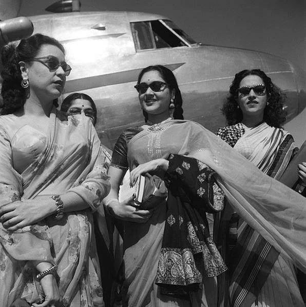 Nigar Sultana, Veena, Naseem, Vijayantimala Al-Nasir and other films stars who took part at the International Film Festival on arrival at Willingdon Airport, on February 22, 1952. Vyjayanthimala exuding a bit of old school glamour (Photo: <a href="http://photodivision.gov.in/IntroPhotodetails.asp?thisPage=1429">Photo Division</a>)