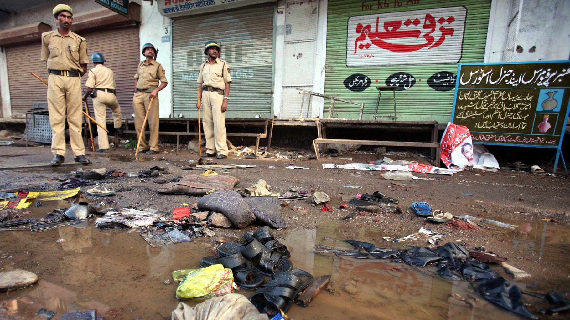 Police officials stand guard at a blast site outside a mosque in Malegaon, 260km (162 miles) northeast of Mumbai on 9 September 2006. (Photo: Reuters)