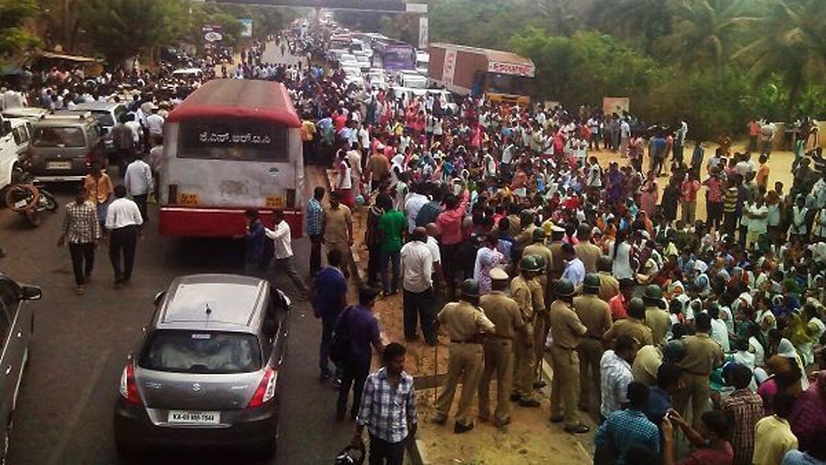 

Garment workers blocked parts of Hosur and Iblur roads to protest against the change in PF withdrawal rules.
