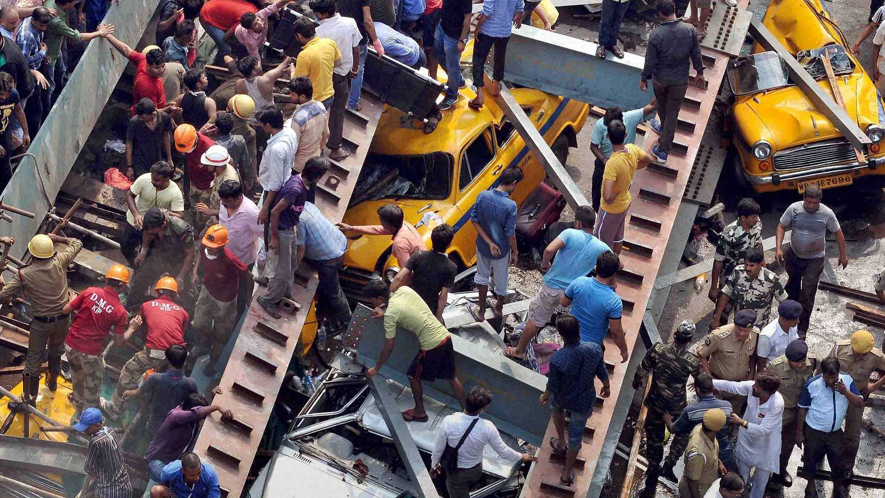Rescue operations going on after an under-construction flyover collapsed on Vivekananda Road in Kolkata on Thursday, 31 March 2016. (Photo: PTI)