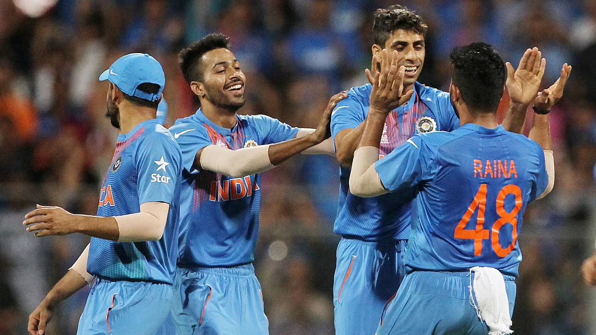 Ashish Nehra celebrates a wicket with his teammates. (Photo: AP)