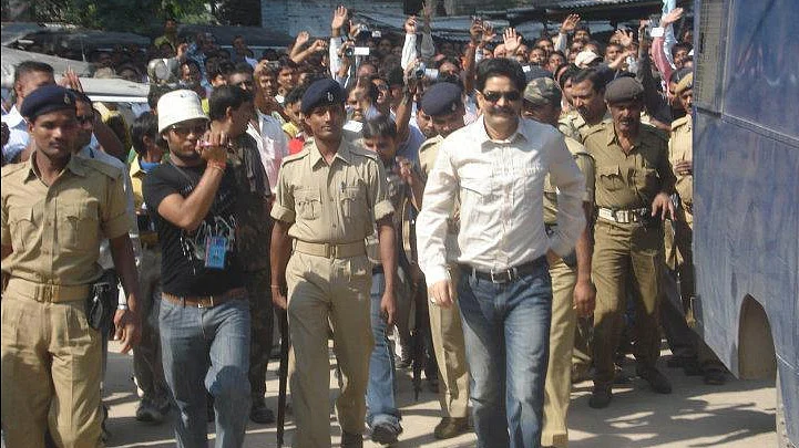 Undated photo of the RJD strongman outside the Siwan Court (Photo: Facebook/<a href="https://www.facebook.com/MuhammadShahabuddin/photos/a.291902590903403.66909.291883154238680/291920664234929/?type=3&theater">Mohammad Shahbuddin</a>)