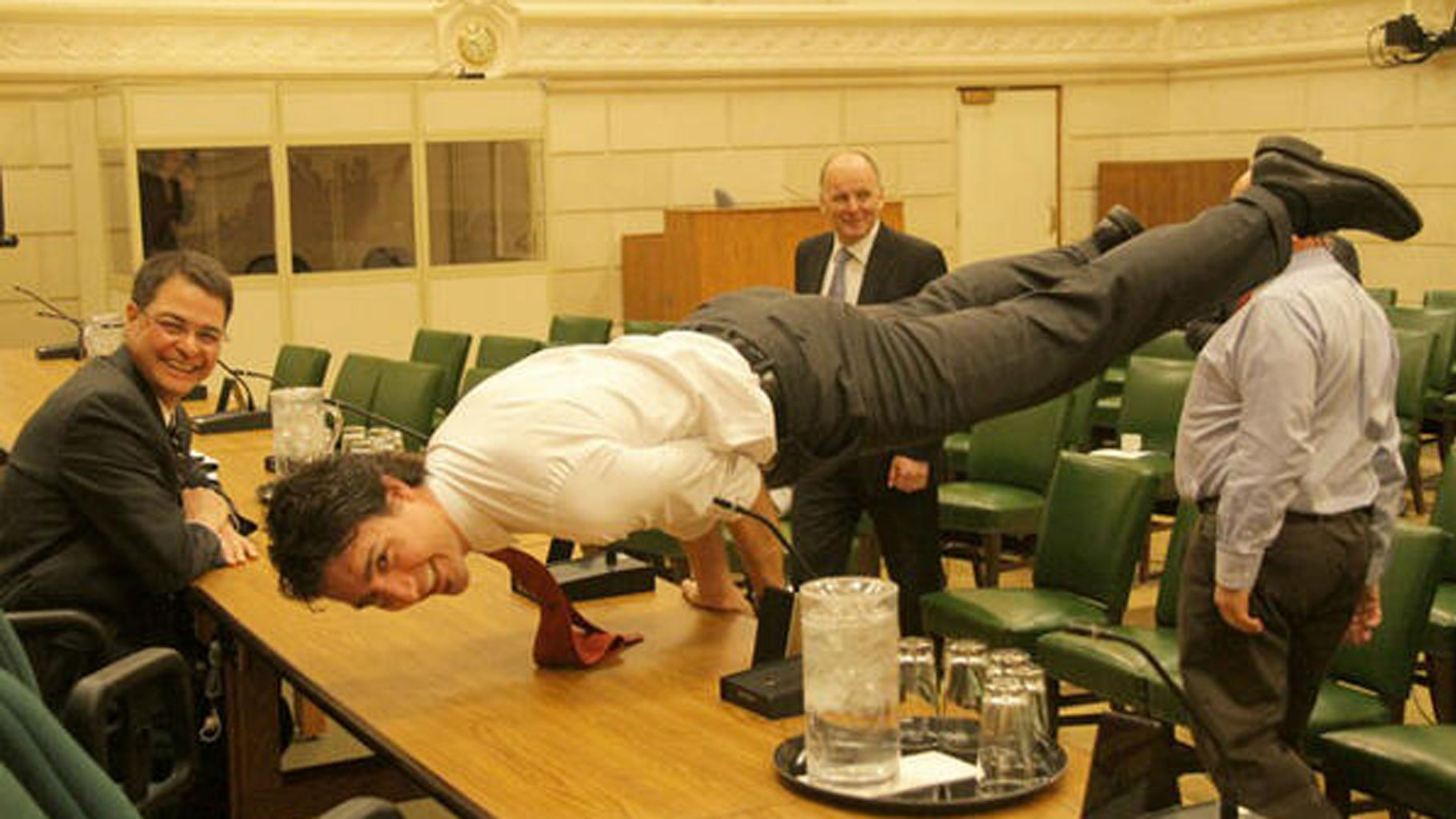 Justin Trudeau does a handstand in 2013. (Photo: <a href="https://twitter.com/JustinTrudeau/status/321089308381564928">Twitter.com/JustinTrudeau</a>)