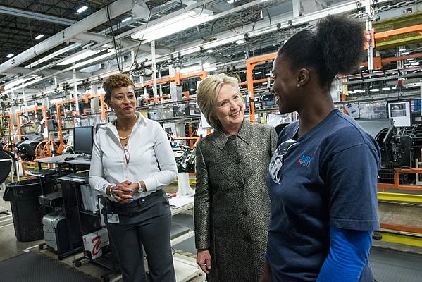 Hillary Clinton with factory workers. (Photo: <a href="https://twitter.com/HillaryClinton/status/717748413698347013">Twitter/HillaryClinton</a>)
