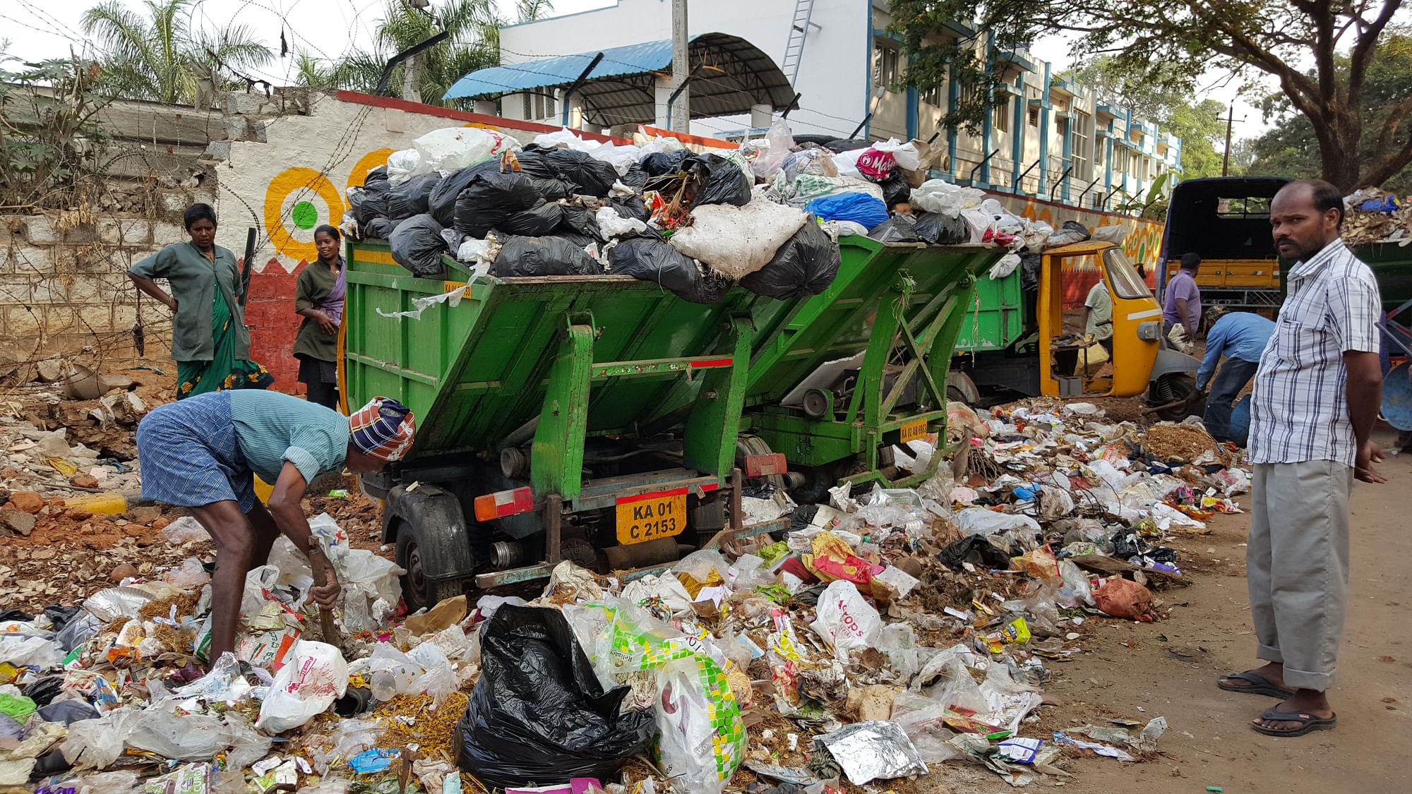 The garbage crisis in Bengaluru has turned into a ‘burning’ issue. (Photo: <b>The Quint</b>)