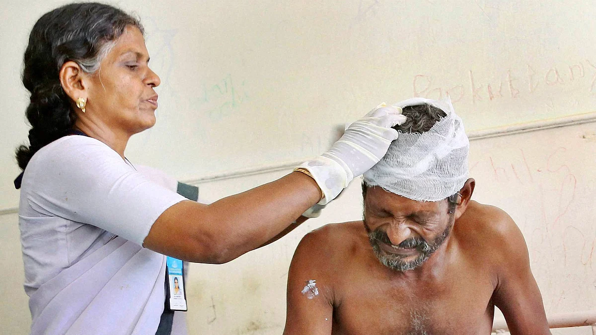 A victim grimaces in pain as he receives treatment at Kollam district hospital, Kerala. (Photo: AP)