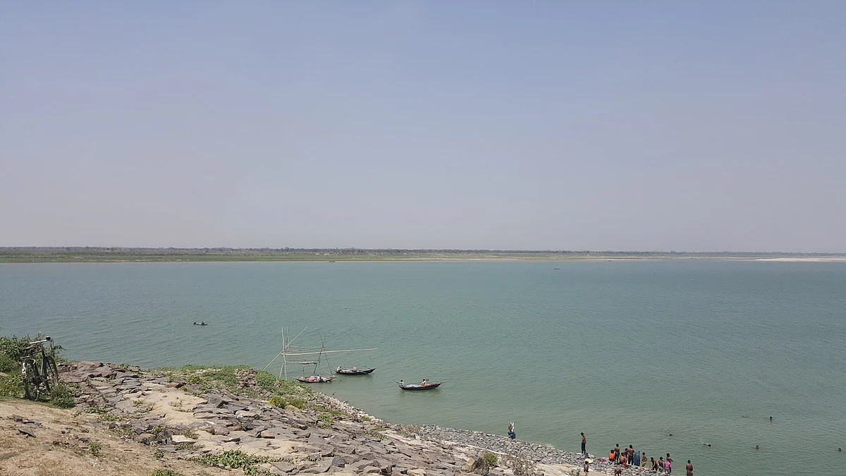 A stretch of the mighty Padma river that divides India and Bangladesh, in Lalgola, Murshidabad. (Photo: Chandan Nandy/ <b>The Quint</b>)