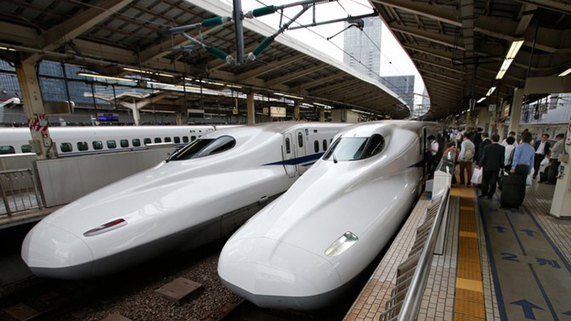 Passengers get on the Shinkansen high-speed train at Tokyo station (Photo: AP)