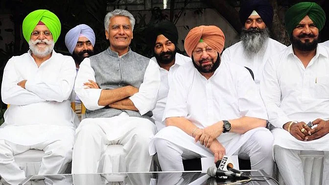 State Congress Chief, Amarinder Singh (second from right) with party members. (Photo Courtesy: Facebook/<a href="https://www.facebook.com/Capt.Amarinder/photos/pb.189701787748828.-2207520000.1448662032./1023025797749752/?type=3&amp;theater">Amarinder Singh</a>)
