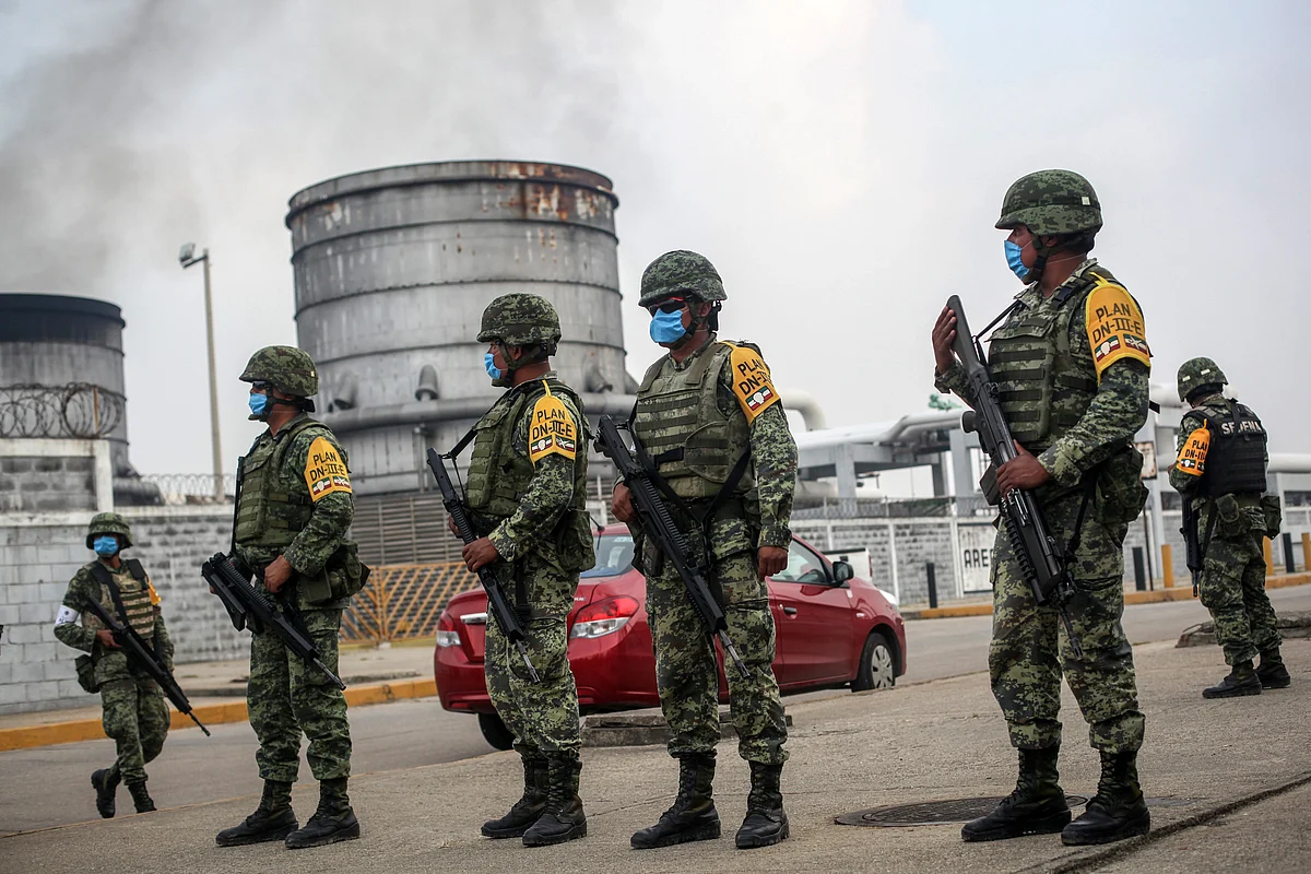 Mexican army soldiers wearing protective face masks stand guard at an entrance of the Pajaritos petrochemical complex in Coatzacoalcos, Mexico, Thursday, 21 April 2016. (Photo: AP)