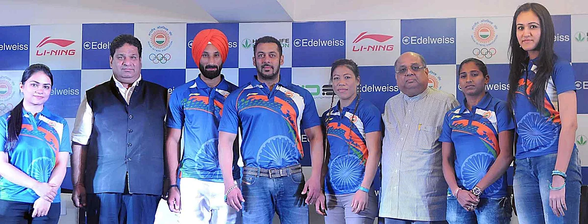 Goodwill ambassador of the Indian contingent for the Rio Olympics Salman Khan and IOA president N Ramachandran with Indian sports stars MC Mary Kom, Sardar Singh, Ritu Rani, Deepika Kumari, Apurvi Chandela and Manika Batra. (Photo: IANS)