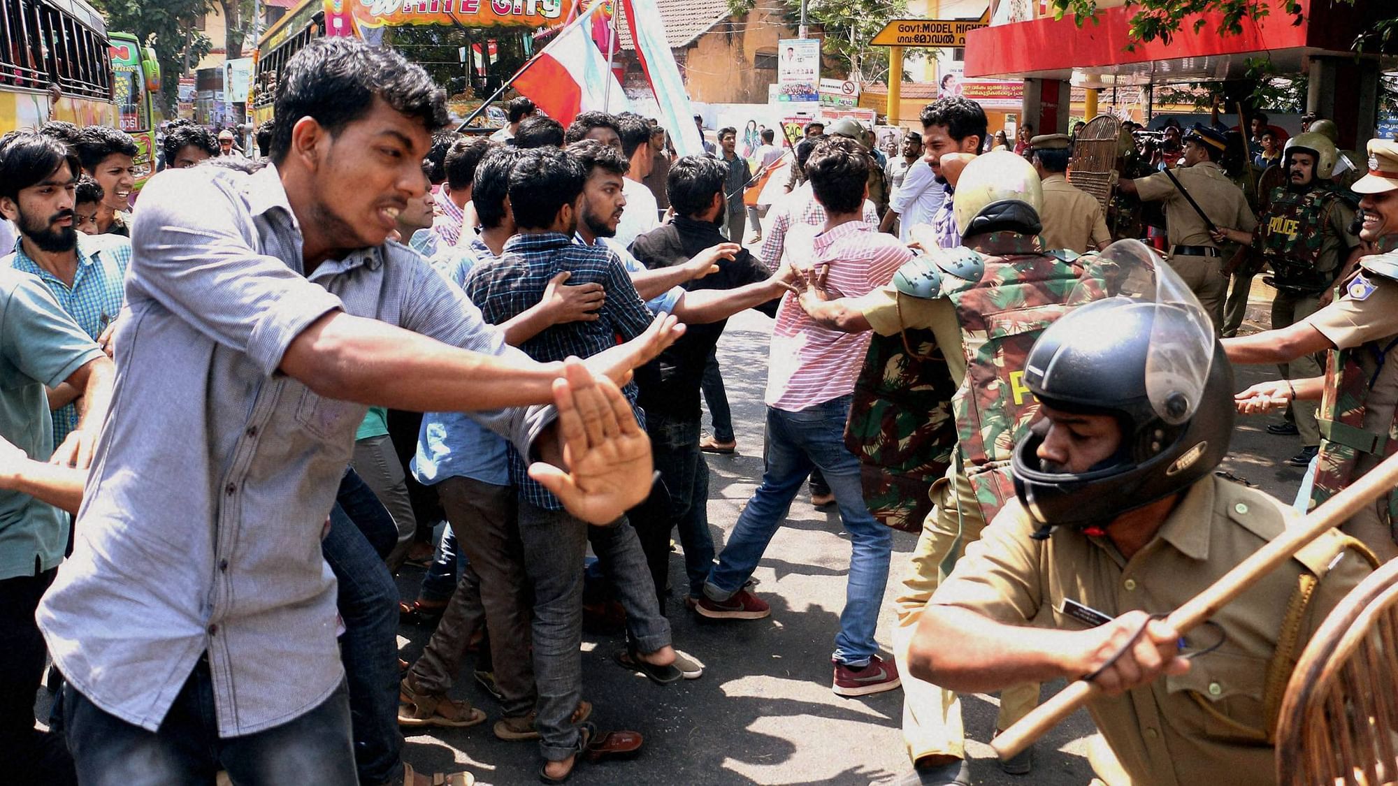 Students clash with policemen at a protest held in Hyderabad Central University on 22 March, 2016. (Photo: PTI)