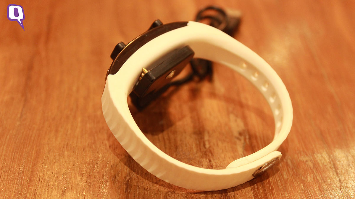 The affordable fitness band works with Android as well phones running on iOS.