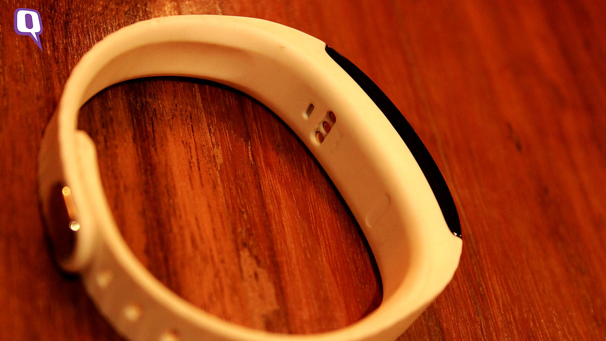 The affordable fitness band works with Android as well phones running on iOS.