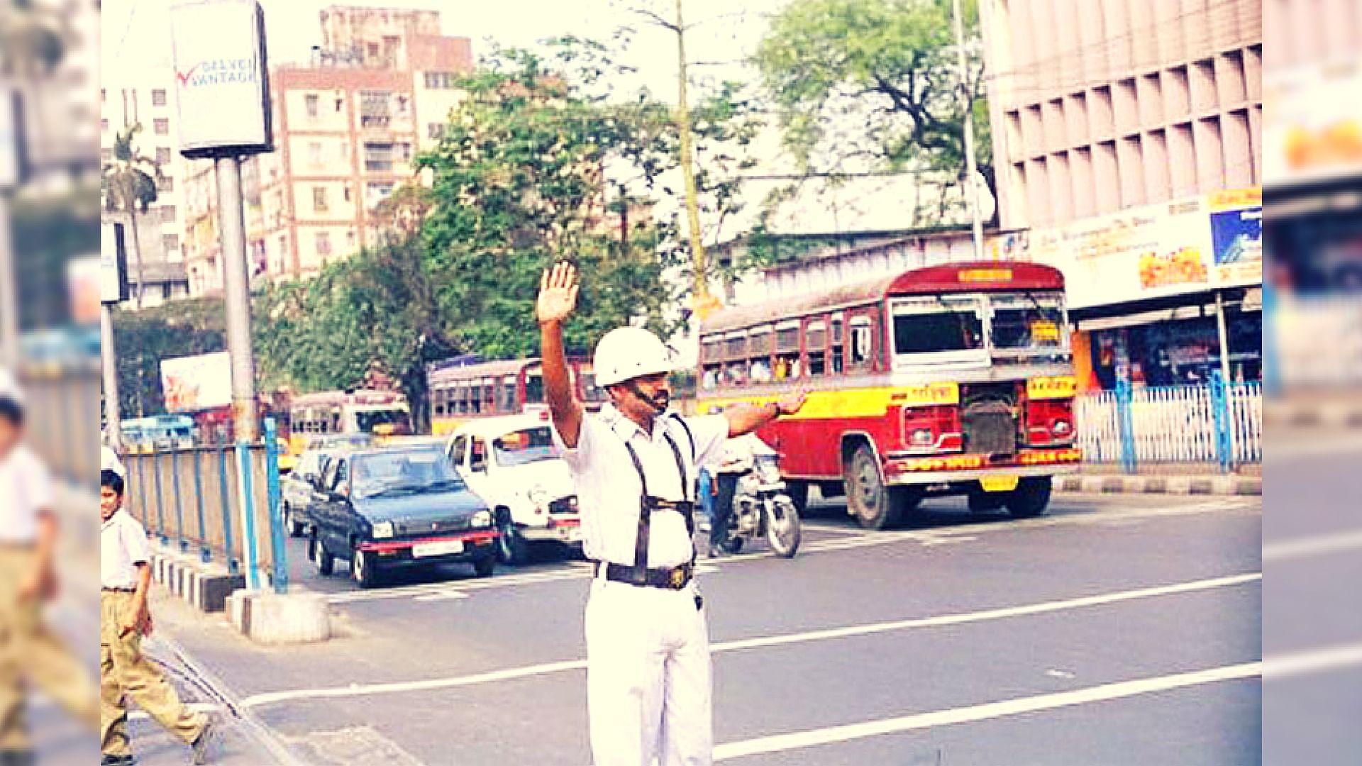 A white uniform-clad Kolkata Police cop. (Photo Courtesy: Kolkata Traffic Police’s <a href="http://www.kolkatatrafficpolice.gov.in/">website</a>)