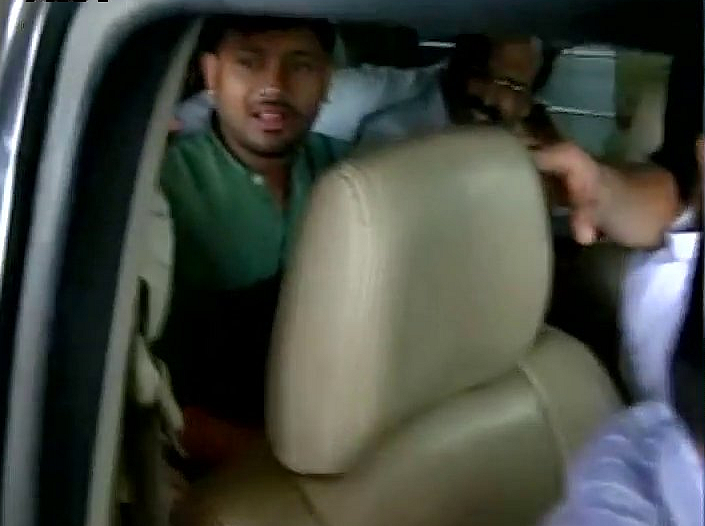 Bajrang Dal workers pelt stones at Kanhaiya Kumar’s car as he arrived in Nagpur. (Photo: ANI screengrab)