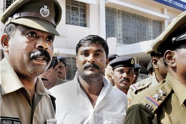 Ramesh Jena being taken to police custody. (Photo: <a href="https://twitter.com/Prameyanews7/status/711849271633403904">Twitter</a>)