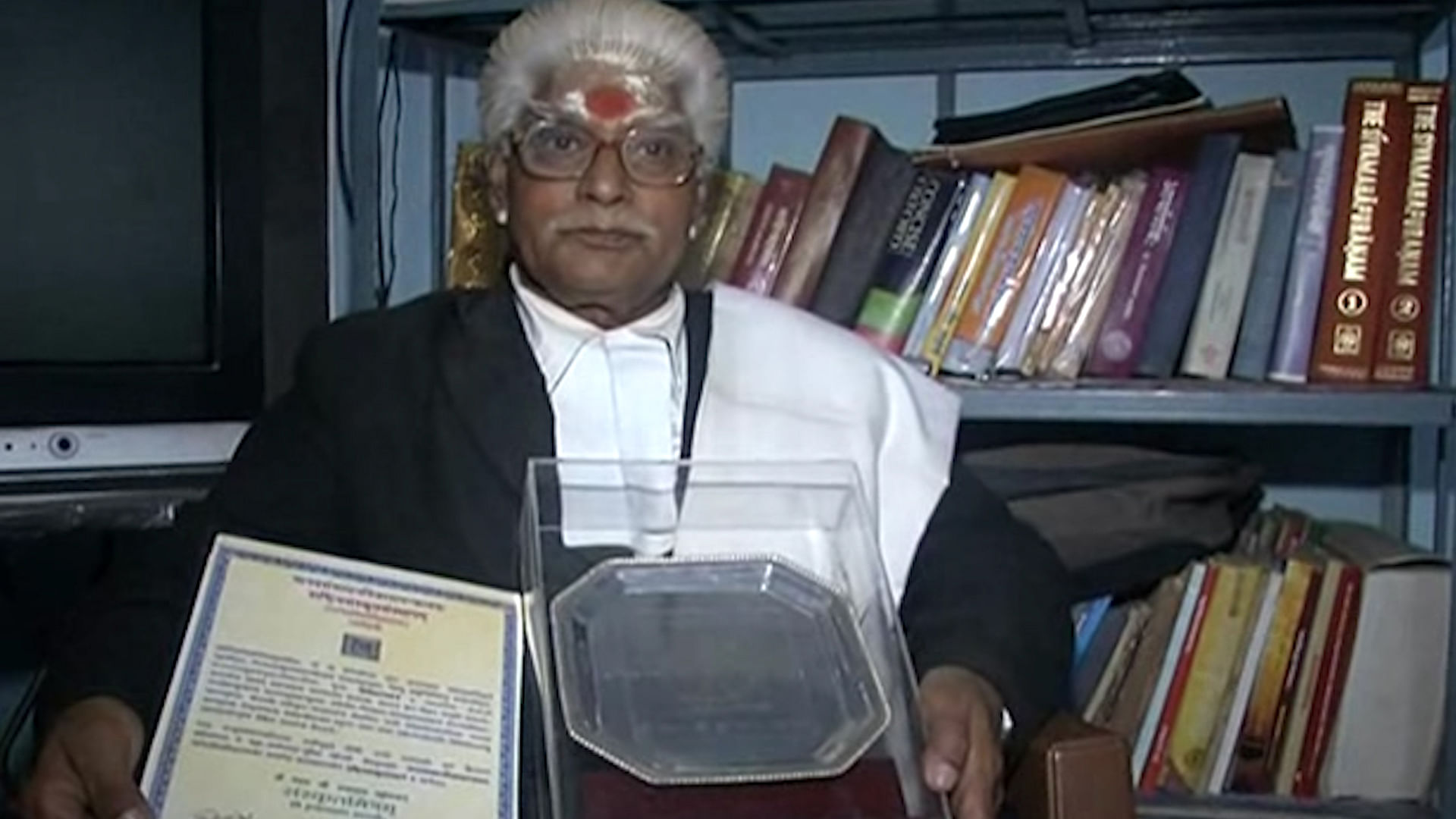 Acharya Shyamji Upadhay with his ‘Sankrit Mitram’ Award. (Photo: Roshan Kumar Jaiswal)