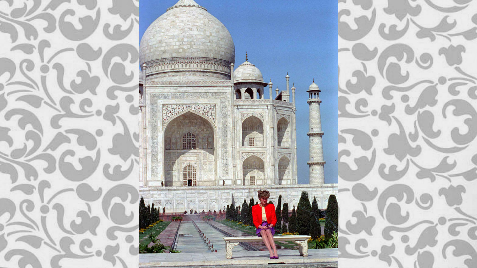 Princess Diana poses for photographers outside the Taj Mahal during her official India visit (Photo: Reuters)