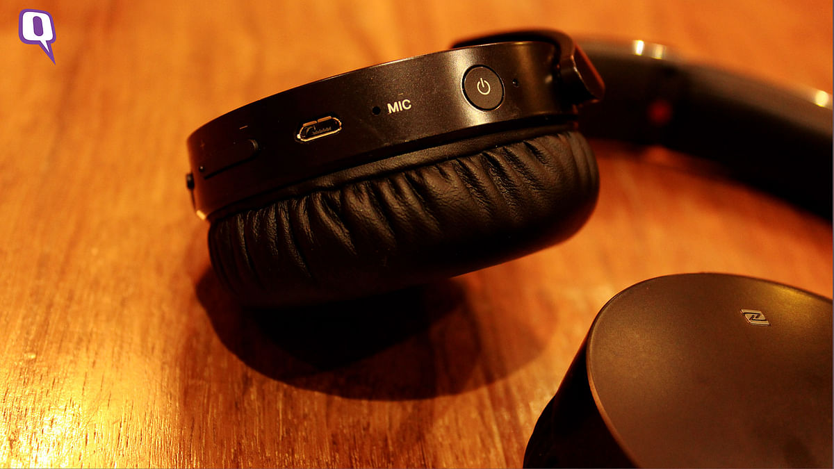 These wireless headphones let you take calls even when the phone isn’t near you.