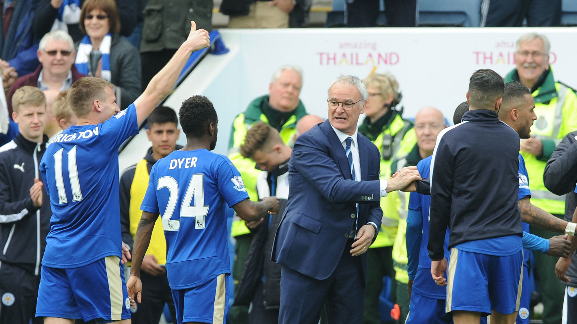Leicester manager Claudio Ranieri, center, congratulates his players after beating Southampton 1-0. (Photo: AP)