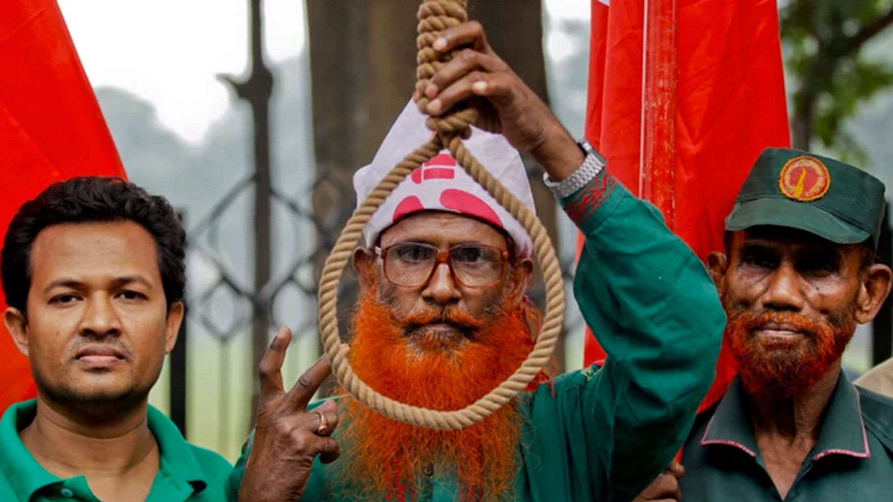 Bangladeshi activists who have been campaigning for capital punishment for war criminals demonstrate outside the Supreme Court ahead of an anticipated verdict in Dhaka, Bangladesh, 18 November 2015. (Photo: AP)