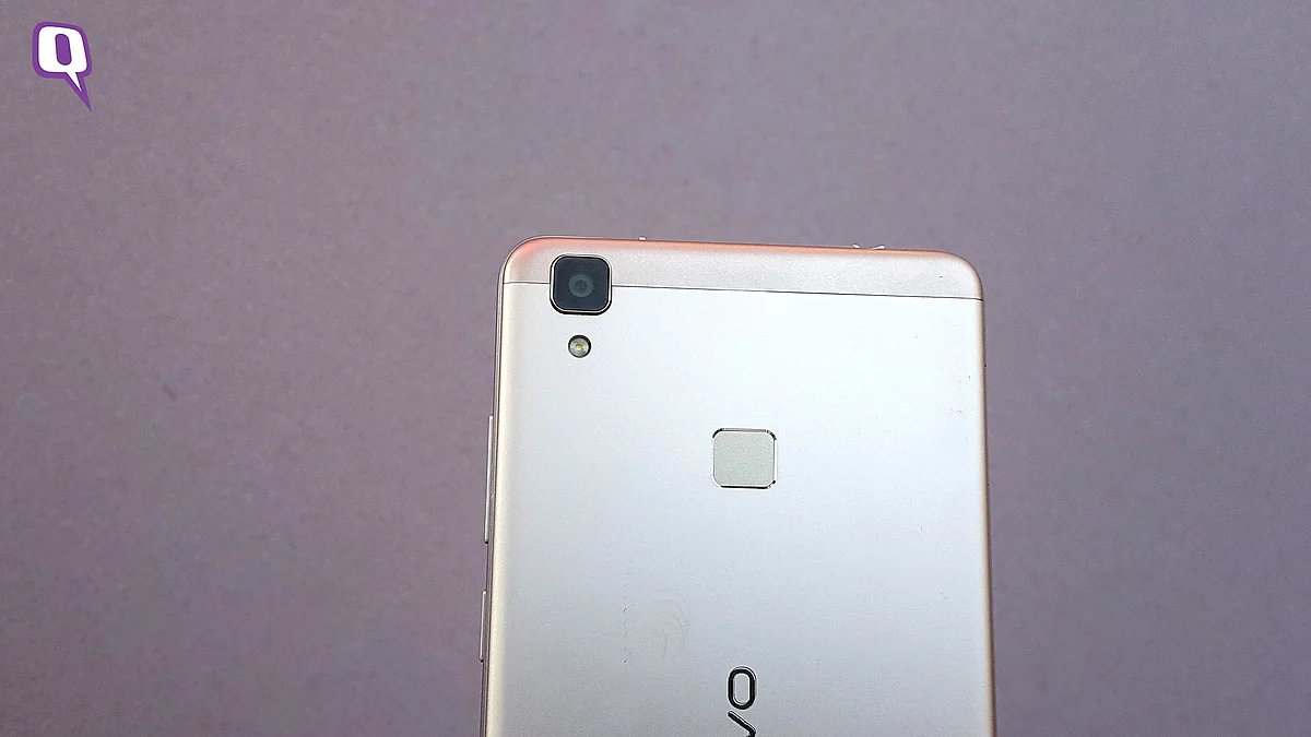 The 13-megapixel camera at the back does not have dual-LED flash. (Photo: <b>The Quint</b>)