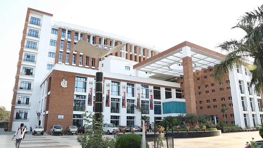Coaching institutes bridge the gap between what is taught in school and competitive exams to get into IIT and AIIMS. (Photo: <b>The Quint</b>)