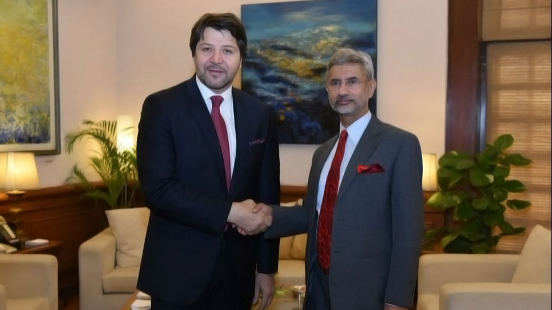 

Foreign Secretary S Jaishankar (right) meets Afghan counterpart Hekmat Karzai ahead of Heart of Asia Conference on Tuesday, 26 April 2016. ( Photo Courtesy: <a href="https://twitter.com/MEAIndia/status/724820759248523265">Twitter.com/@MEAIndia</a>) 
