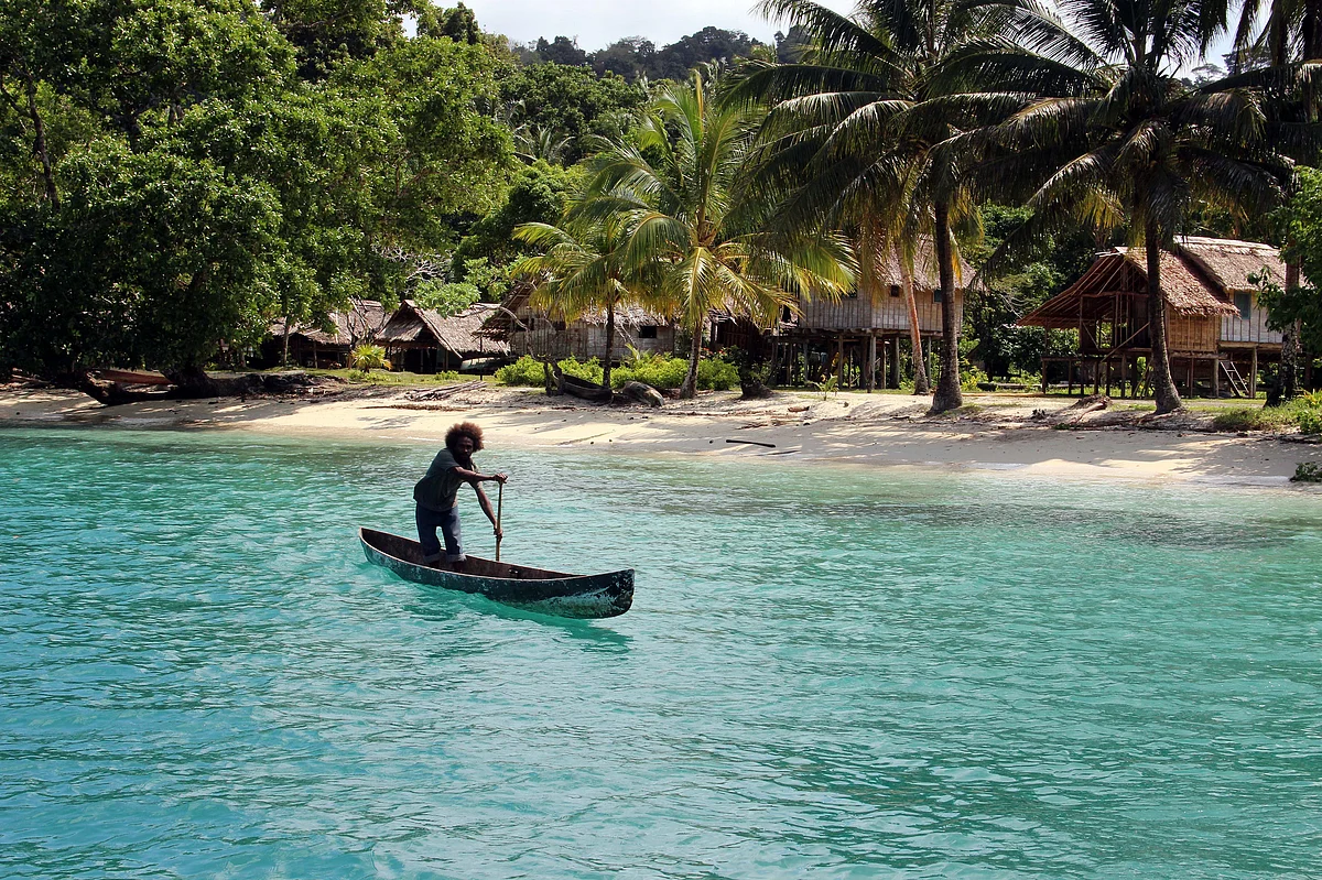Halavo Villager in his canoe to assist taking a line ashore. (Photo Courtesy: Flickr/Jenny Scott)
