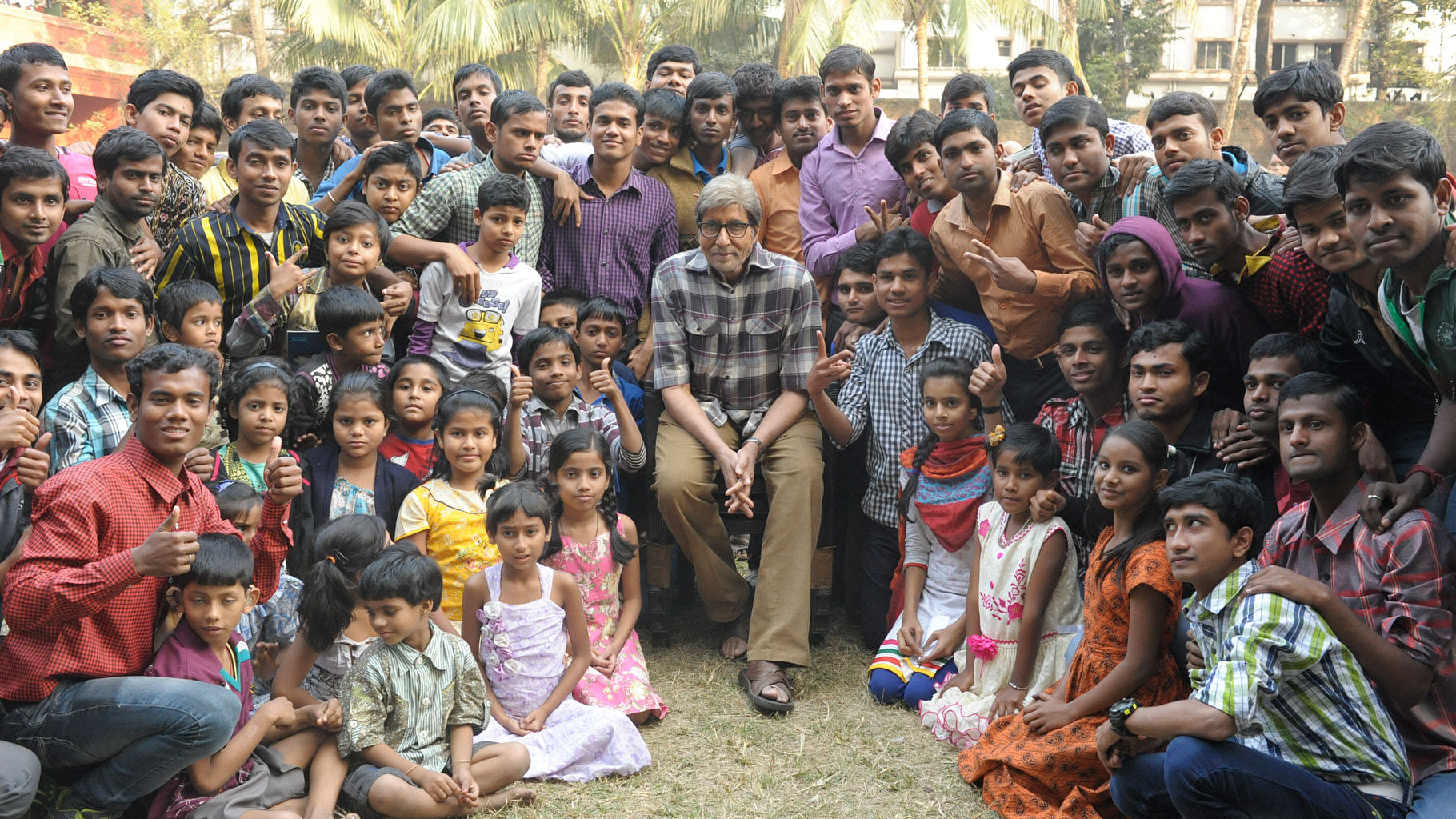 Amitabh Bachchan poses with a bunch of his young fans on the sets of <i>TE3N</i> (Photo: Universal Communications)
