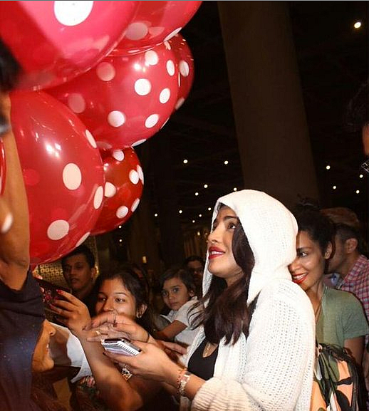 Priyanka being welcomed by fans at Mumbai airport. (Photo: Twitter/PeeCeeManiac)