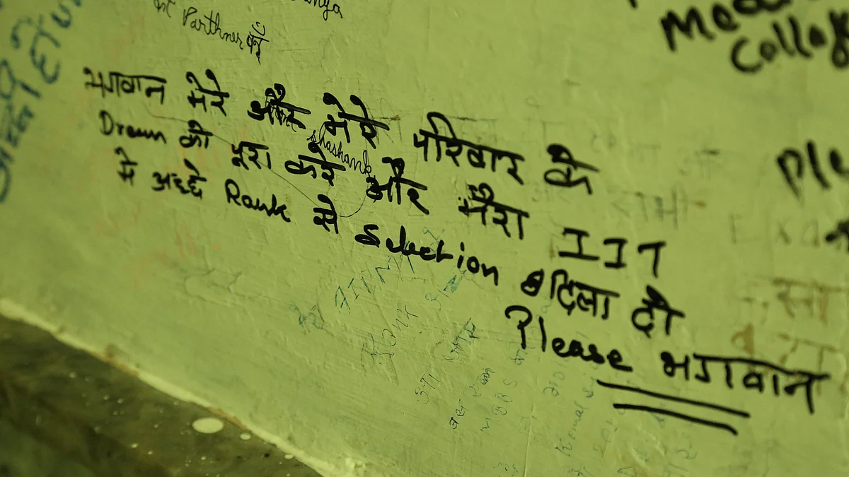 Prayers scribbled on the walls of Kota’s Radhe Shyam temple are indicative of the kind of the pressure students are under. (Photo: <b>The Quint</b>)