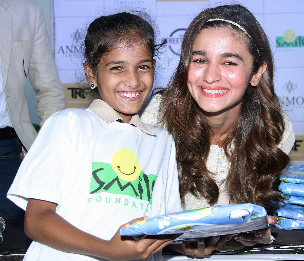 Alia is all smiles while posing with the children. (Photo: Yogen Shah)