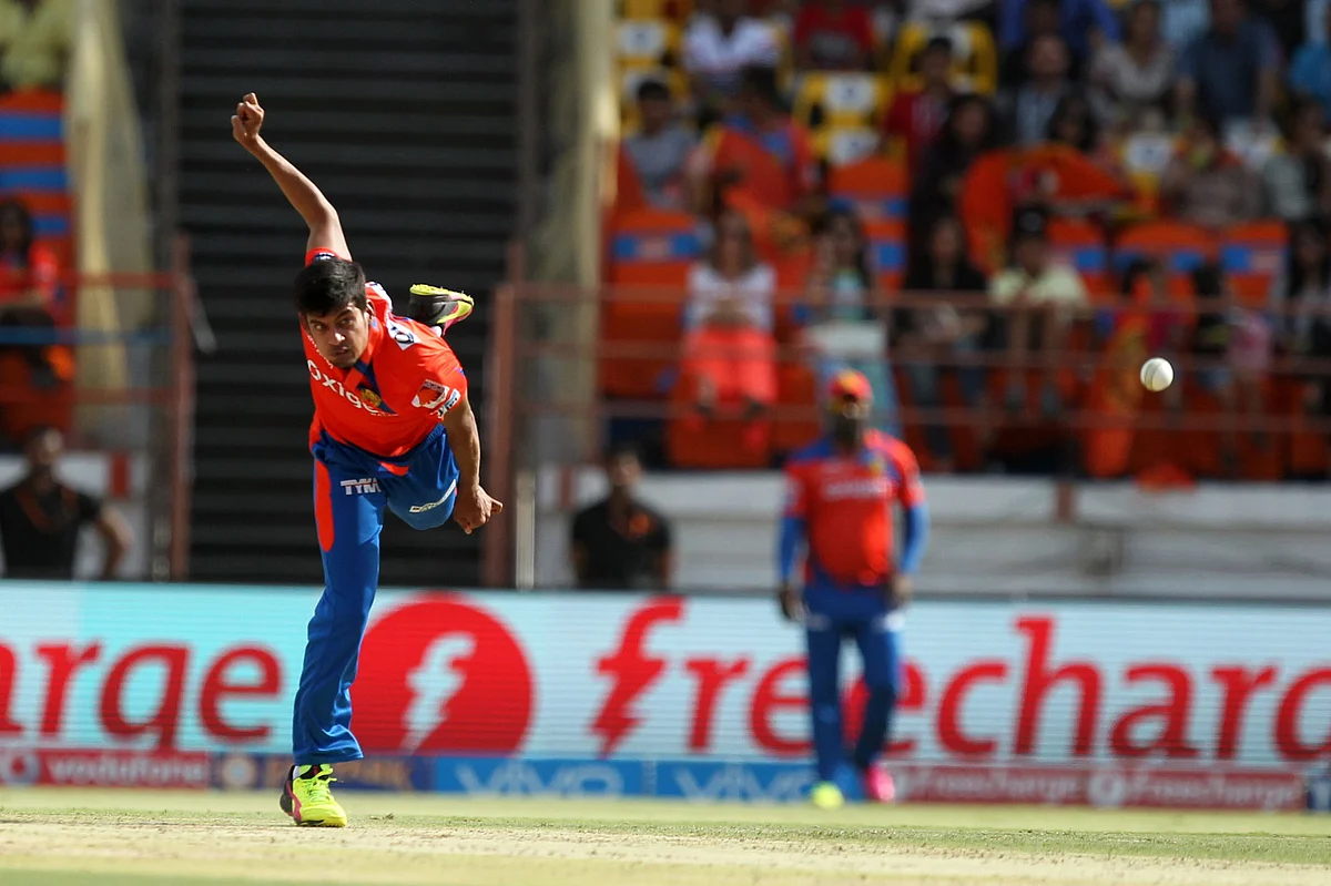Shivil Kaushik of Gujarat Lions bowls against Kings XI Punjab. (Photo: BCCI)