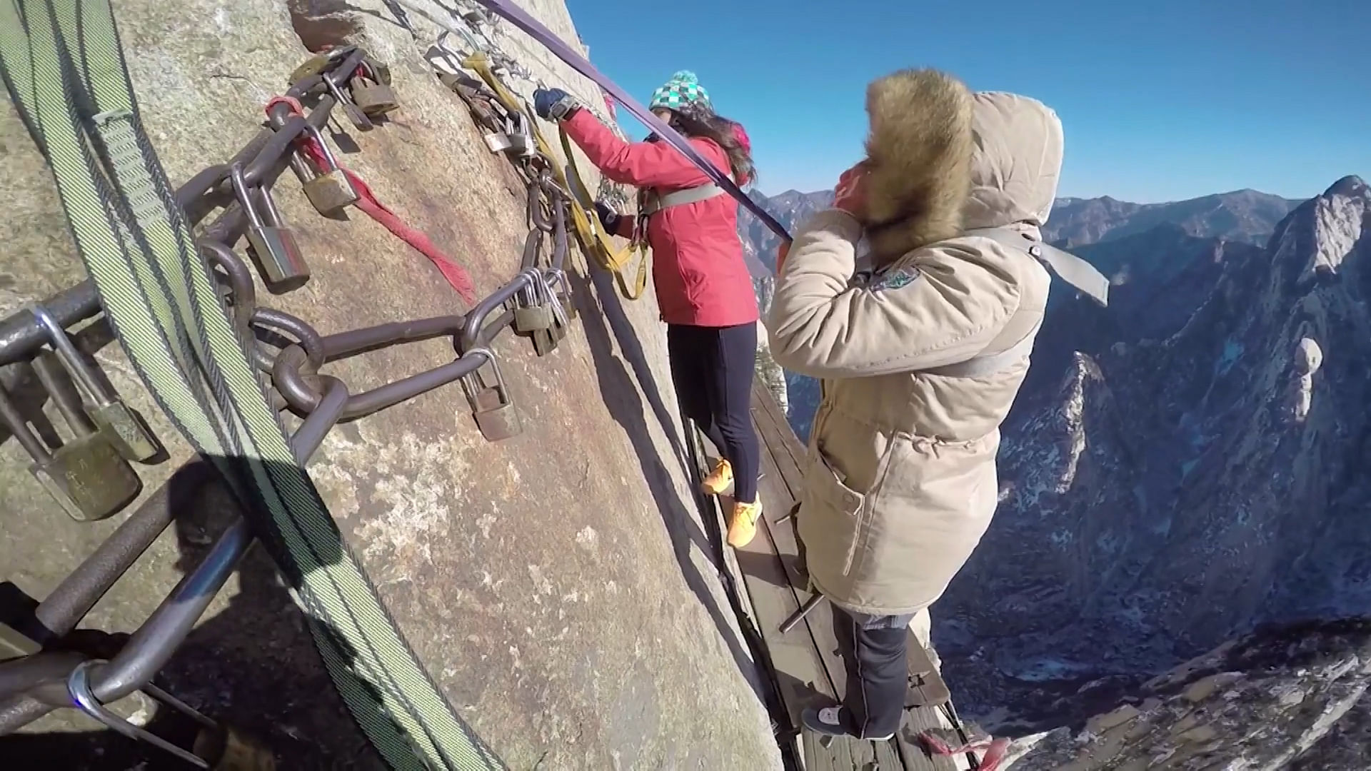 Watch these nail-biting video of daredevil tourists scaling a dangerous mountain trail and we promise you it will make your stomach churn. (Photo: AP/Caters News screengrab)