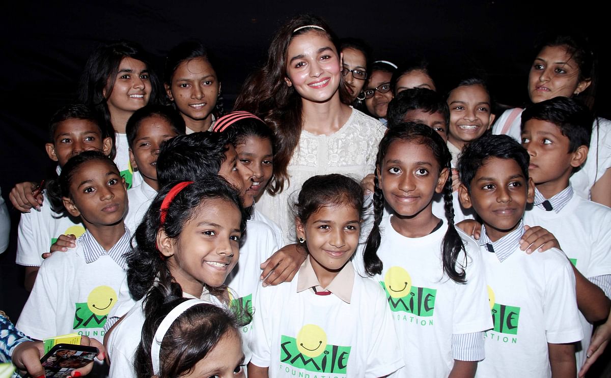 Alia poses for a group picture with the children. (Photo: Yogen Shah)