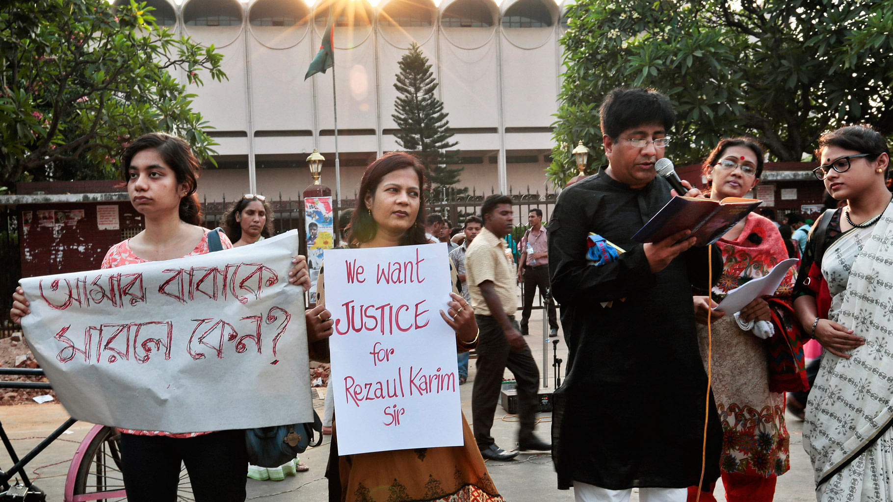 

Bangladeshi teachers, students and social activists hold banners and sing songs during a protest against the killing of  Professor  Rezaul Karim Siddique in Dhaka, Bangladesh, 29 April  2016. (Photo: AP)