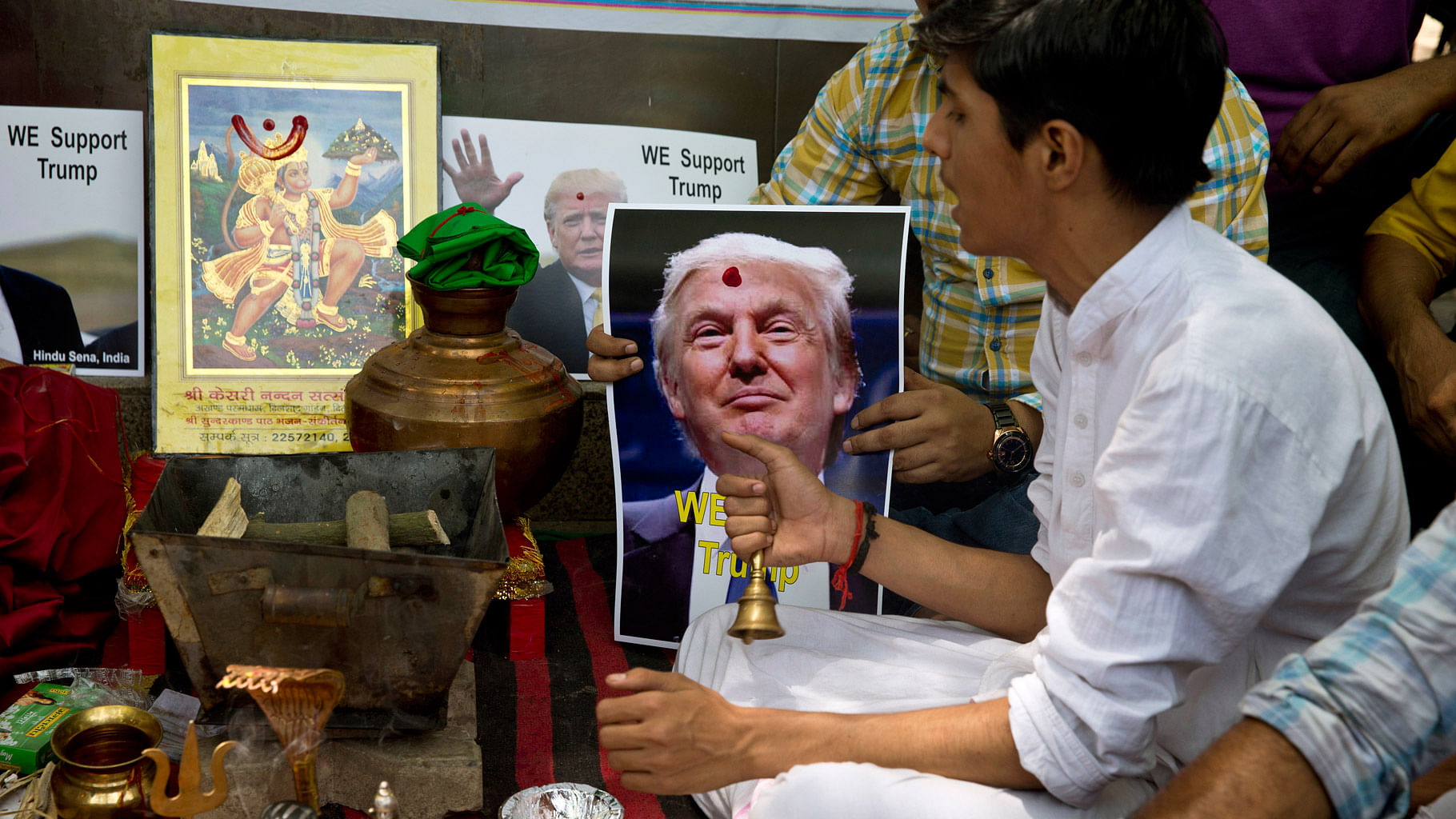 

Activists of right-wing Hindu Sena  conduct   rituals to ensure a win for US presidential candidate Donald Trump in New Delhi,  May 11, 2016. (Photo: AP)