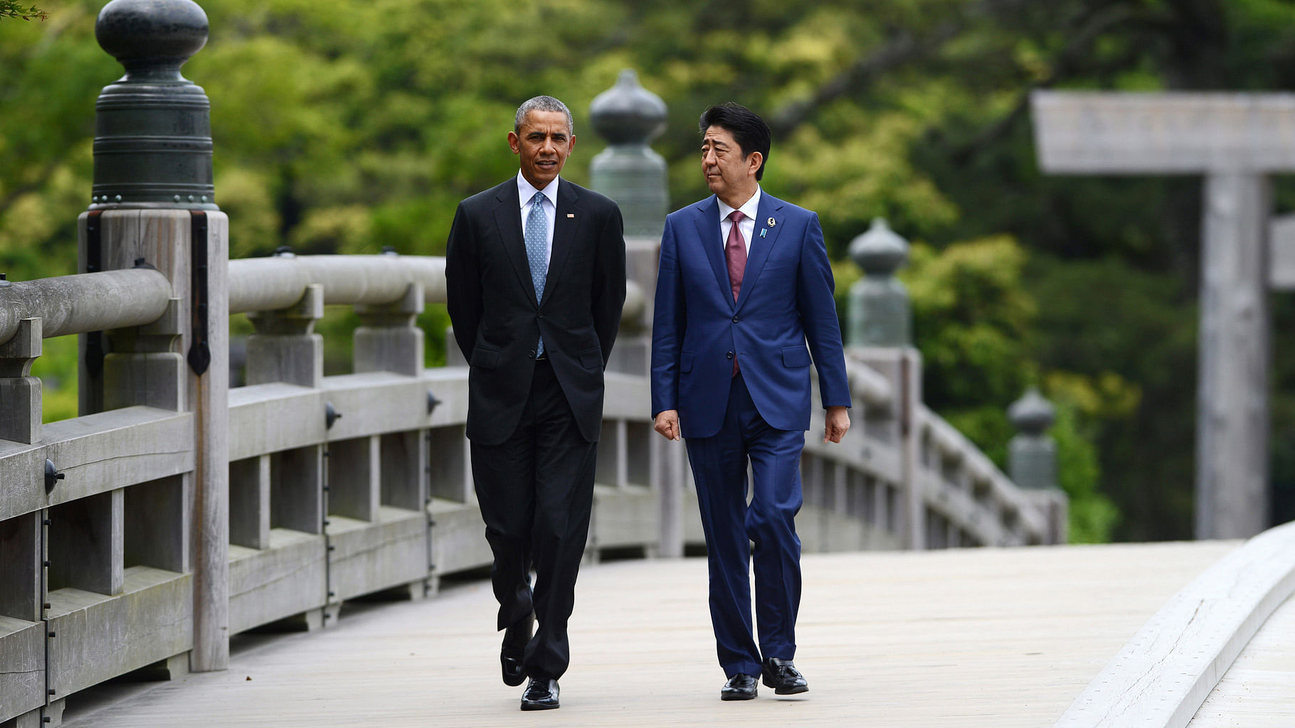 US President Barack Obama (left) and Japanese Prime Minister Shinzo Abe arrive to the Ise Grand Shrine in Ise, Japan during the G-7 Summit on 26 May 2016. (Sean Kilpatrick/The Canadian Press via AP)