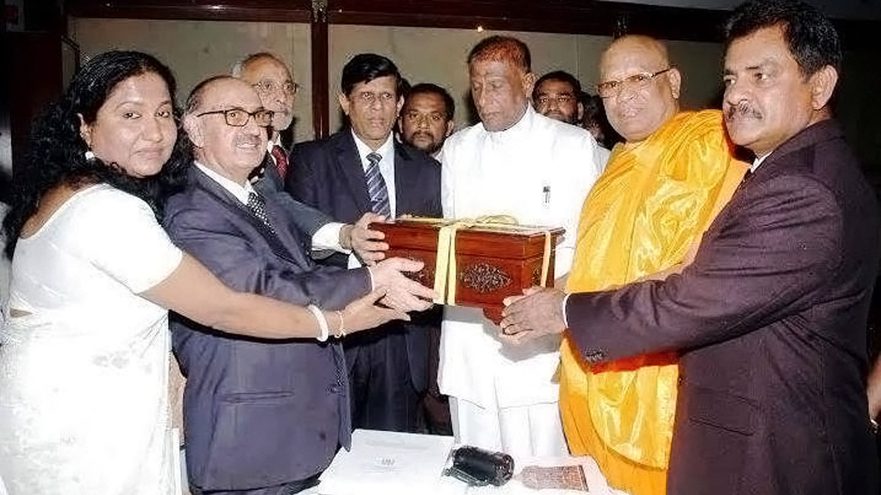 Pakistan’s Advisor on National History and Literary Heritage Irfan Siddiqui hands over  Holy Relics to the Sri Lankan Minister for Sustainable Development and Wildlife Gamini Jayawickrama Perera at Taxila Museum on 19 May 2016.&nbsp;(Photo Courtesy: <a href="https://www.facebook.com/Pakistan-High-Commision-Colombo-222389517863805/">Facebook/PakistanHighCommissionColombo</a>)