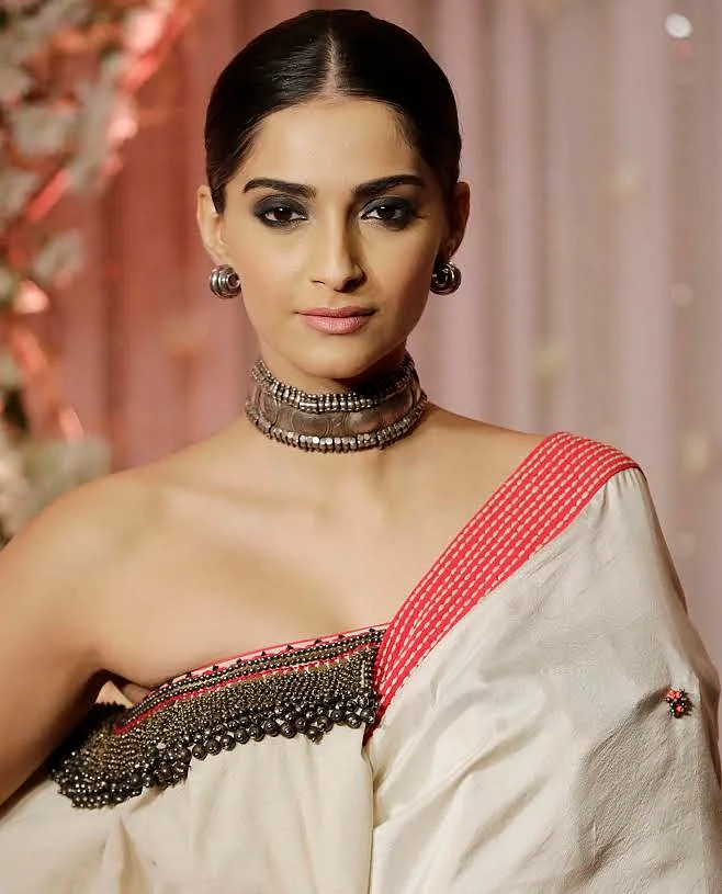 Sonam Kapoor in an Amrapali Design. (Photo: Yogen Shah)