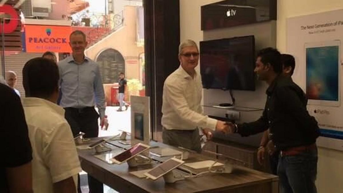 Defying the scorching heat, Tim Cook visited an Apple store situated at the DLF Galleria in Gurgaon.