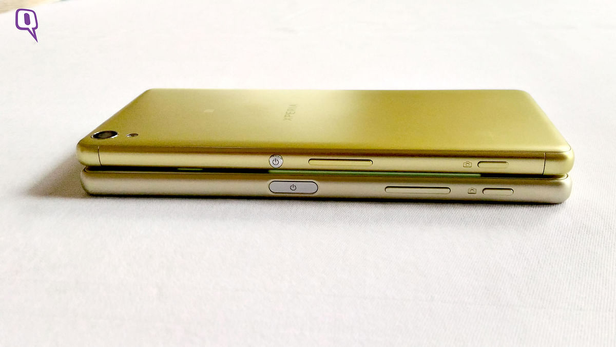 The smartphone looks and feels much smaller and compact than it actually is. 