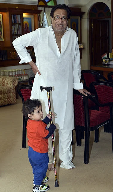 Kazuo fascinated with Pt. Hridaynath Mangeshkar’s walking stick. (Photo Courtesy: Sahar Zaman)